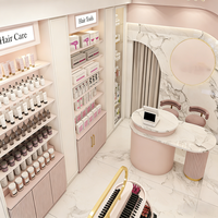 Sweet Luxe Makeup Boutique avec étagères ouvertes superposées personnalisées et stand d'affichage central rotatif éclairé parLED