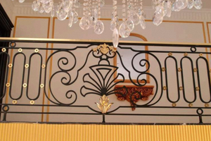 Rampe de balcon intérieure décorative en fer forgé, or et noir, garde-corps métallique de luxe, pièces OEM personnalisées - Product Image 3