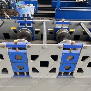 Machine de formage à froid et de poinçonnage à grande vitesse pour montants d'étagères, pilotée par PLC, entraînée par moteur, avec composants d'engrenages et de roulements - Product Image 3