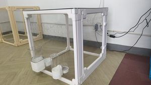 Valla para Perros Moderna, Portátil, Ligera, Flexible y Segura, Fabricada en Plástico Resistente con Patrón Sólido y Cierre de Botón - Product Image 3