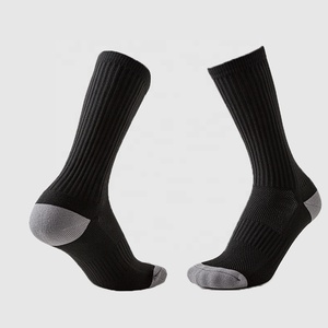 Venta al por mayor de calcetines de agarre atléticos personalizados para los hombres de alta calidad negro blanco tripulación antideslizante deporte fútbol calcetines con logotipo temporada primavera - Product Image 6