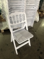 Chaise pliante Napoléon en résine pour événements et fêtes, style moderne, durable, avec assise rembourrée, empilable, vente en gros