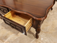 Table basse en bois traditionnelle avec profil de bord incurvé et pieds cabriole pour salon, mobilier de hall d'hôtel