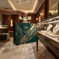 Sac en papier vert émeraude de luxe personnalisé avec texture marbrée dorée fluide pour parfums et cosmétiques haut de gamme