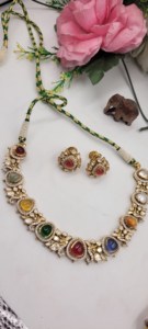 Ensemble de colliers Kundan multicolores orné de pierres précieuses vibrantes, présenté dans un design traditionnel de mariage. - Product Image 2