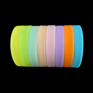 Pulseras <span class=keywords><strong>de</strong></span> Silicona Simples al por Mayor <span class=keywords><strong>para</strong></span> Hombres y Mujeres, sin Texto, con Abertura, Temática <span class=keywords><strong>de</strong></span> Equipo, Color Sólido, Decoraciones <span class=keywords><strong>para</strong></span> Fiestas - Product Image 4