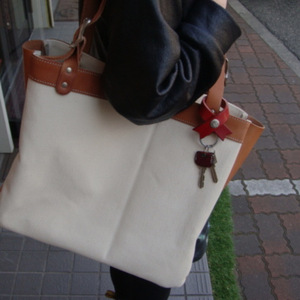 Customizable <b>leather</b> <b>keychains</b>, bow-shaped bag charms, Japanese and Korean minimalist style <b>keychains</b>, logo printing available. - Product Image 2