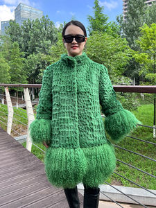 Giacca Invernale da Donna Calda in Vera Pelliccia di Coniglio Rex Tinta Verde con Aggiunta di Pelliccia di Agnello - Product Image 3