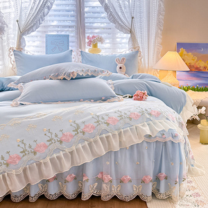 Set Copripiumino e Lenzuola in Microfibra Stile Coreano con Pizzo Jacquard, Ricamo Azzurro e Orlo a Balze - Product Image 2