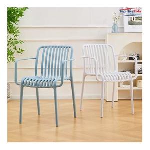 Chaise empilable légère entièrement en plastique, durable, pour intérieur et extérieur, idéale pour la maison, les restaurants, les fêtes et les événements. - Product Image 2