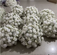 Boules de fleurs bordeaux pour centres de table de mariage, grandes boules de fleurs, centres de table, boules de fleurs rouges