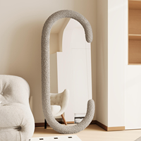 Miroir debout pleine longueur à cadre en velours avec design moderne pour la maison et l'hôtel