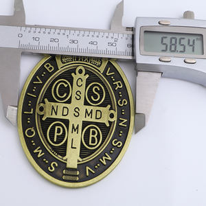 Medalla de <span class=keywords><strong>San</strong></span> <span class=keywords><strong>Benito</strong></span> de Doble Cara Ovalada en Bronce Antiguo de 81 mm - Product Image 3