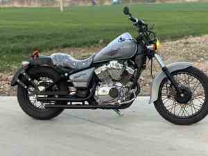 รถมอเตอร์ไซค์ยามาฮ่า คิงครุยเซอร์ พร้อมเครื่องยนต์วีทวิน 250 ซีซี สไตล์เรโทรแบบฮาร์เลย์ - Product Image 4