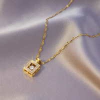 Magnifique Collier Pendentif Bouteille de Parfum en Zircon avec Chaîne Croisée en Acier Titane Plaqué Or pour Femme, Style Minimaliste, Idéal pour Fêtes et Quotidien