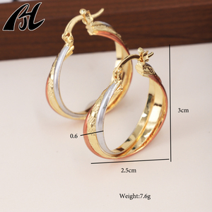 H665 Top-Sale Trendige 14K Dreifarbige Gold Dreireihige Ovale Creolen Modischer Damenschmuck aus Legierung im gedrehten Creolen-Stil - Product Image 6