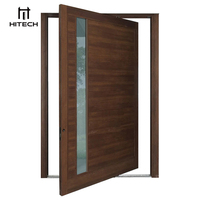 Conception moderne de l'entrée principale, portes pivotantes extérieures en bois massif insérées en verre pour maison