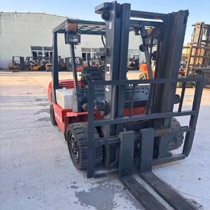 Montacargas Diésel Usado de 3T con Mástil de Tres Etapas, Neumáticos Neumáticos, Operación con Asiento, para Interiores, Plantas de Fabricación - Product Image 3
