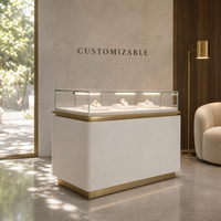 Présentoir à bijoux personnalisé avec éclairage LED, vitrine en verre, corps crème, base or brossé, vente en gros pour les bijouteries