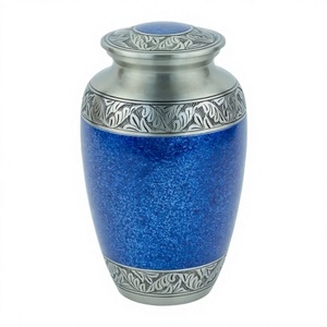 Urne funéraire intemporelle en laiton fini lisse pour des hommages dignes par Axiom Home Accents Design Tribute, artisanale - Product Image 1