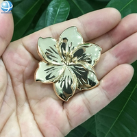 2025 más nuevo traje de baño impermeable joyería Aleación de Zinc oro flor hebilla para mujer traje de baño broche sujetador Clip Bikini conector