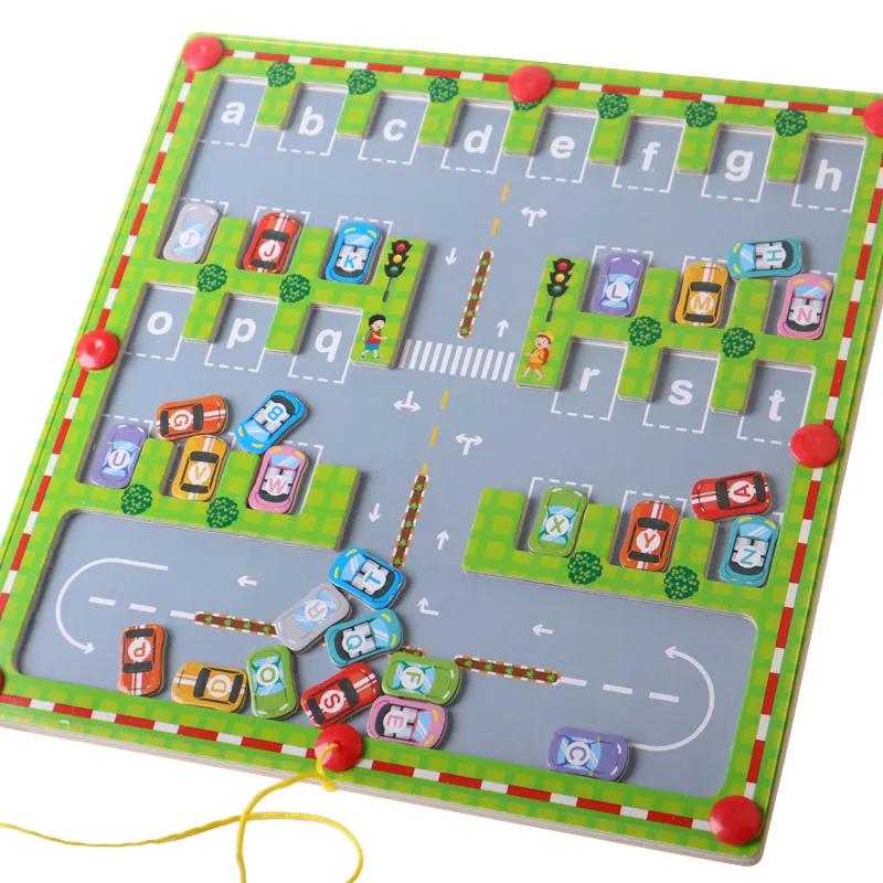 手と目の協調ゲームを学ぶ子供の手紙のための木製の漫画の車をテーマにした磁気モバイル迷路おもちゃ