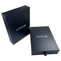 Boîtes à tiroirs en carton rigide noir pour vêtements de luxe personnalisés avec revêtement UV, gaufrage, doublure en éponge et fermeture magnétique