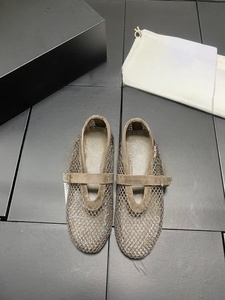 Chaussures plates de luxe ALAIAs en résille pour femmes, avec empeigne en cuir véritable ajourée et scintillante, style Mary Jane, décontractées et habillées - Product Image 1