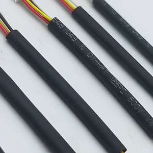 定制线束，带双端白色塑料连接器和黑色 PVC 保护管，用于控制板互连 - Product Image 4