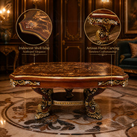 Table basse en bois marqueterie antique avec pieds sculptés en forme de griffes dorées pour salon de villa