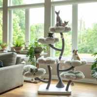 OEM/ODM Arbre à chat d'intérieur de luxe classique en tuyaux de fer galvanisé, avec niche, structure en bois à motifs floraux et poteau à gratter en sisal naturel