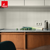Armoire de cuisine modulaire sur mesure Alland Group, style moderne, deux tons, éco-responsable, en chêne massif blanc, pour villa