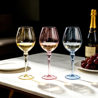 Ensemble de verres à vin colorés avec logo personnalisé, design luxueux et élégant à long pied