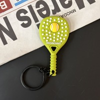 Mini haltères et kettlebells colorés en caoutchouc, porte-clés sportifs sur le thème du fitness, de la gym et du yoga