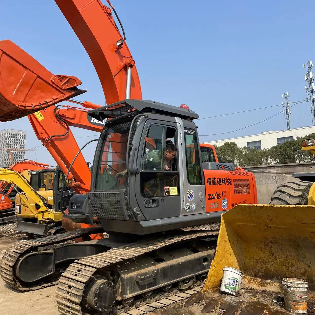 Cheap used Hitachi ZX200-3 crawler excavator for sale in Shanghai