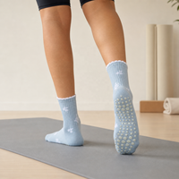 Chaussettes de sport pour femme, personnalisées, de qualité supérieure, en tricot bleu clair, avec logo, antidérapantes, à pointes, pour yoga et pilates, avec bord festonné, absorbant la transpiration