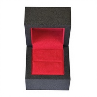Boîte à bijoux en bois recouverte de cuir PU texturé noir, doublure en velours rouge, logo personnalisé pour demande en mariage et emballage de bagues de vente au détail