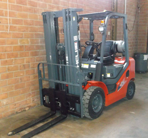 Truk Pengangkat Fleksibel Industri 2.5 Ton yang Tangguh CPQ25 Side Loader Stacker Stabil untuk Manajemen Stok Ritel - Product Image 4