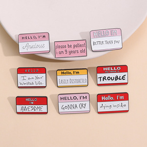 สวัสดีฉันน่ากลัวหมุดเคลือบที่กำหนดเองชื่อของฉันคือปัญหาดีกว่าคุณเข็มกลัดปกป้ายตลกกล่องโต้ตอบเครื่องประดับสโลแกน - Product Image 2