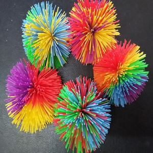 Una pelota Koosh negra y naranja de 29 cm - Product Image 4