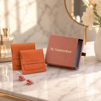 Pochette à bijoux en velours de luxe avec logo personnalisé imprimé, 8x8cm, sac à bijoux en microfibre, ensemble d'emballage portable en daim avec boîte en carton