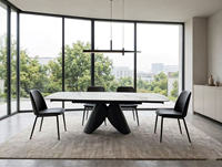 Table à manger extensible contemporaine avec base géométrique dorée, table à manger en céramique aspect marbre de luxe