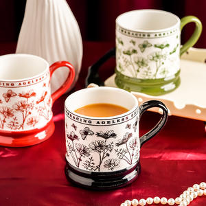 Tasse en céramique élégante avec motif floral, poignée rouge et verte, cadeau de mariage pour les couples, tasse à café personnalisée - Product Image 3