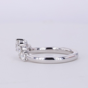 14k 화이트 골드 실험실 재배 다이아몬드 라운드형 5개 스톤 반지 - Product Image 2