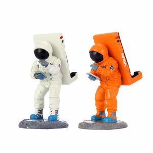 Folk Art Style Resin Spaceman Astronaut Statue Model Desktop Phone Holder for Christmas Occasions