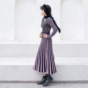 कस्टम लक्जरी सुरुचिपूर्ण वी गर्दन जैक्वार्ड स्वेटर पोशाक महिलाओं के विपरीत रंग लंबी आस्तीन वाली एक लाइन मामूली धारीदार पोशाक महिलाओं - Product Image 3