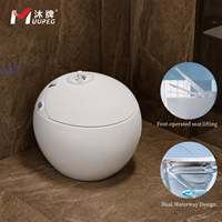 Toilette intelligente moderne automatique en céramique en forme d'œuf avec réservoir encastré, siège chauffant, télécommande et commande vocale pour villas et hôtels