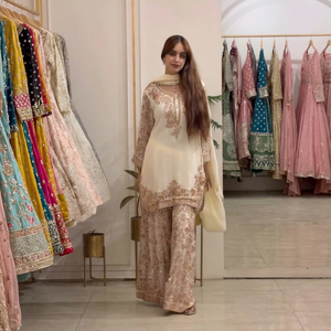 Ensemble de costume en dentelle brodée en mousseline de soie à ourlet évasé, pantalon palazzo beige, haut long et châle – Tenue décontractée pour fête et mariage - Product Image 1