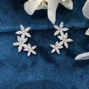 Pendientes de Diamantes Naturales Personalizados Xinfly de Oro Original de 18K con 0.5CT SI, Diseño de Tres Flores - Product Image 2