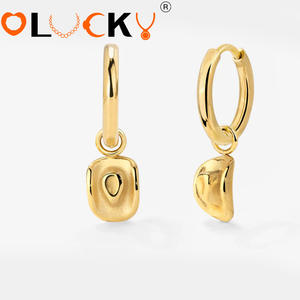 LUCKYJIU Fabricants de <span class=keywords><strong>bijoux</strong></span> personnalisés, boucles d'oreilles huggie en acier inoxydable plaqué or 18 carats, imperméables et résistantes au ternissement, pour femmes, motif chapeau de cowboy - Product Image 1